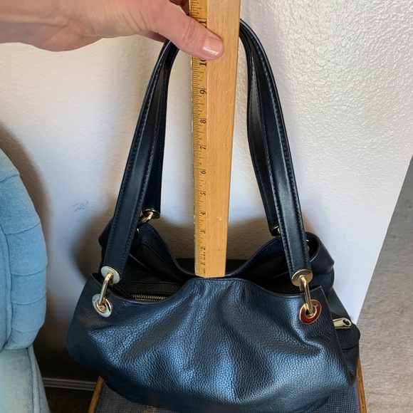 Michael Kors Raven Large Leather Shoulder Bag - Picture 2 of 13